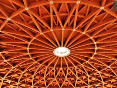 L�elemento che spettacolarizza il tutto � il soffitto: un enorme disco in legno, fatto di aste che creano un gioco di triangoli che si rincorrono in cerchi concentrici